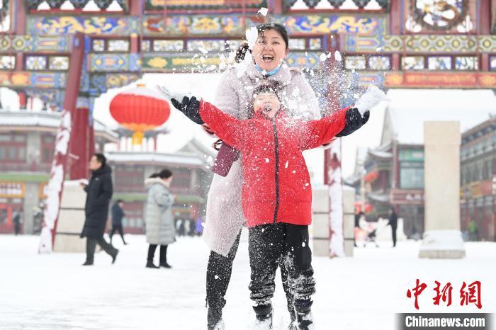 2月13日，家長與小朋友在呼和浩特市大召廣場享雪趣。　劉文華 攝