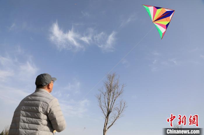 市民在放風(fēng)箏?！∴囆?qiáng) 攝