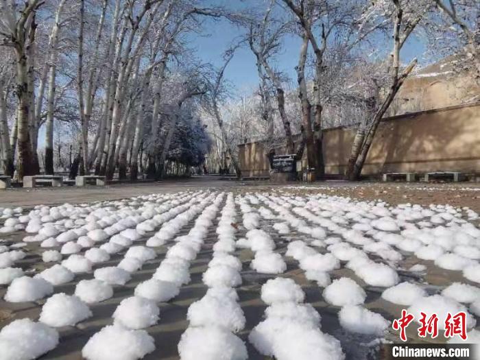 圖為春雪過后的莫高窟美不勝收?！≈鼙笕?攝