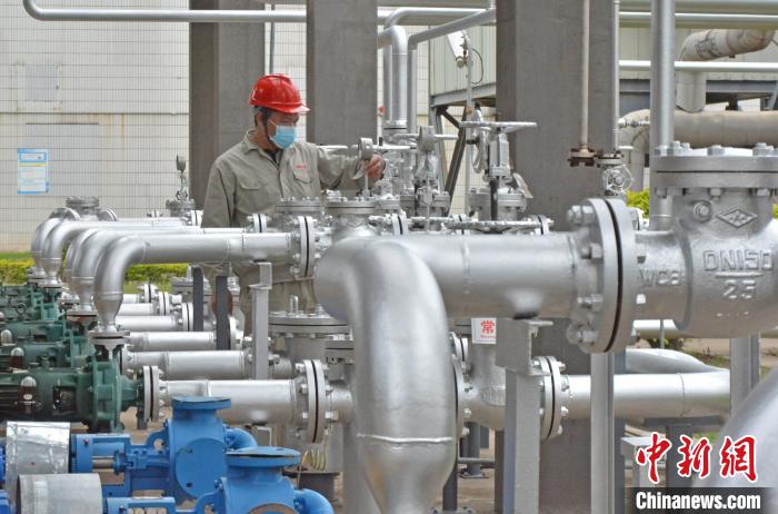 工人在查看設備儀表?！×趾霔v 攝