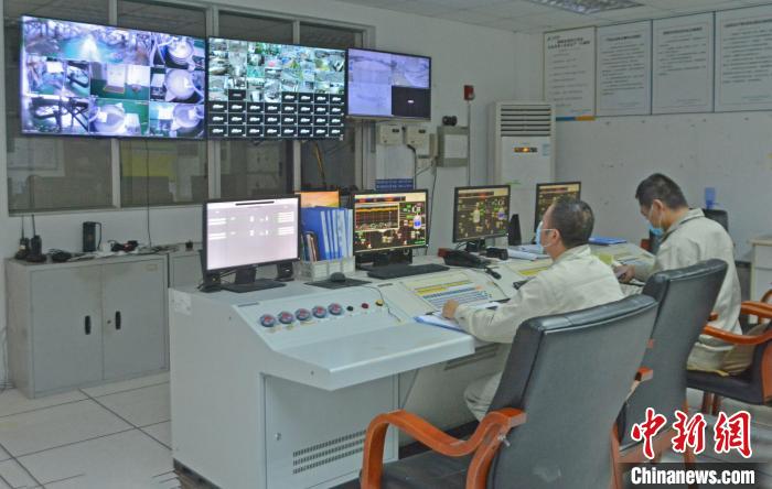 工人在中控室觀察各個生產(chǎn)車間運行情況?！×趾霔v 攝