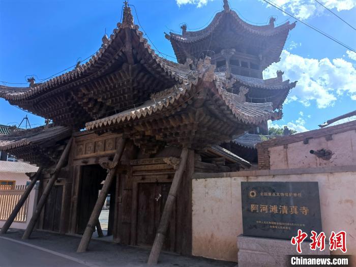 圖為集漢、藏、伊斯蘭風(fēng)格于一體的700年歷史的全國(guó)重點(diǎn)保護(hù)文物——阿河灘清真寺?！埡ｖ?攝
