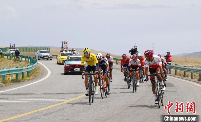 第二十一屆環(huán)湖賽進(jìn)入“最美賽段”車(chē)手挑戰(zhàn)3798米高海拔