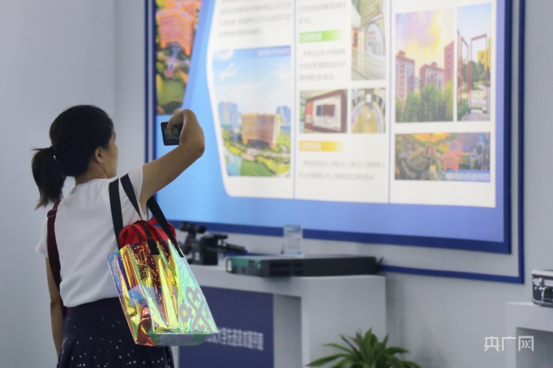 市民認(rèn)真觀展,拍攝展板上的說(shuō)明內(nèi)容(央廣網(wǎng)記者 趙家慧 攝)