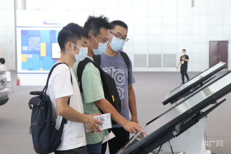 市民結(jié)伴而行,一起認(rèn)真了解網(wǎng)絡(luò)安全科普知識(shí)(央廣網(wǎng)記者 趙家慧 攝)