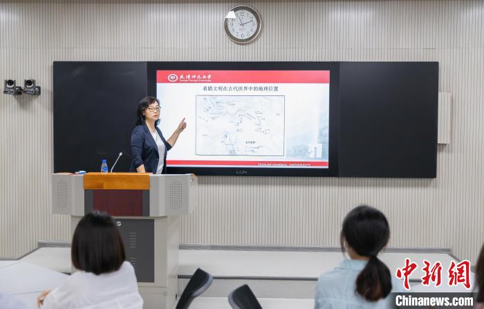 天津師范大學(xué)跨文化與世界文學(xué)研究院院長、教授郝嵐正在為同學(xué)們上課。　王在御 攝
