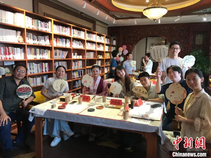 9月14日，“月動(dòng)臨秋扇”中華傳統(tǒng)文化沉浸式體驗(yàn)活動(dòng)在北京紀(jì)曉嵐故居舉辦。陳建新 攝 陳建新 攝