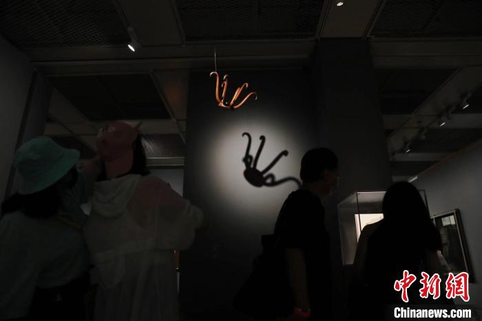 杜尚作品《帽架》。　張亨偉 攝