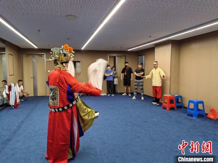 “天下第一團(tuán)”正在進(jìn)行練習(xí)?！±ド绞形捏w廣電和旅游局供圖