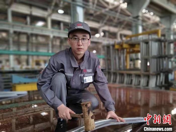 王漢卿在調(diào)修側(cè)墻彎梁?！∈茉L者供圖