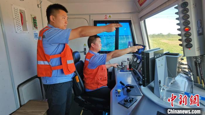 為確保首趟班列安全正點(diǎn)開行，東營鐵路運(yùn)輸分處認(rèn)真做好班列開行的各項(xiàng)準(zhǔn)備工作?！≈需F三局運(yùn)輸工程分公司供圖