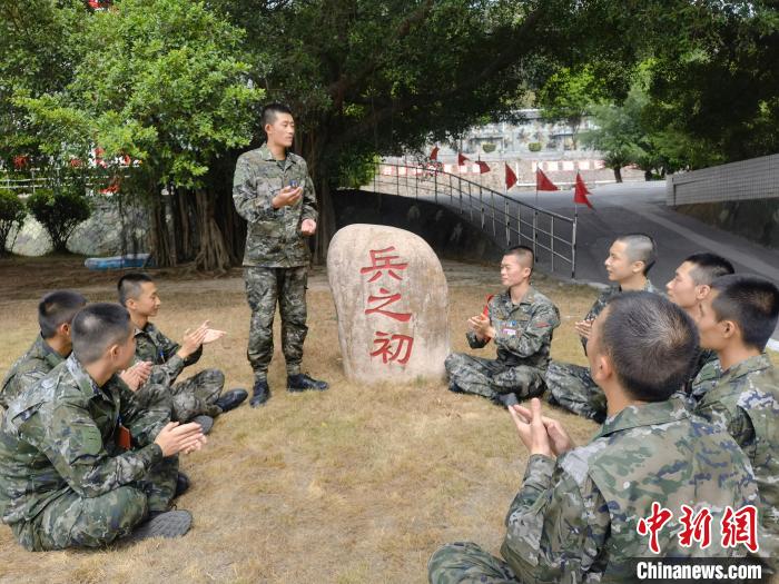 尤云龍為戰(zhàn)友講述父輩保家衛(wèi)國的故事?！＄姛樋?攝