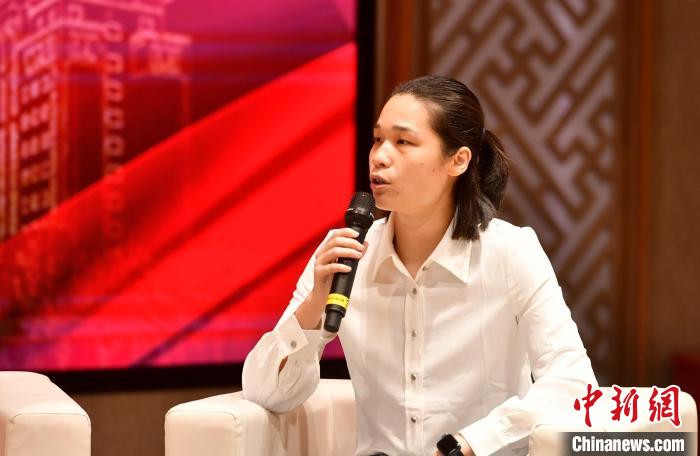 圖為林莉在福建師范大學分享會上發(fā)言?！蚊?攝