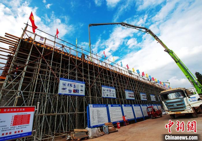 圖為渝昆高鐵云南段境內(nèi)首座大橋連續(xù)梁混凝土澆筑施工現(xiàn)場?！『螀矽i 攝