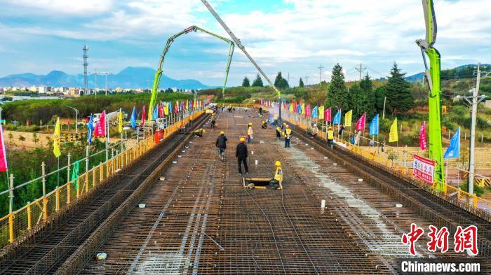 圖為渝昆高鐵云南段境內(nèi)首座大橋連續(xù)梁混凝土澆筑施工現(xiàn)場?！⑽馁F 攝