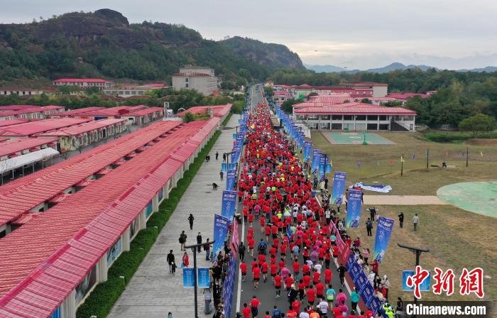2022年龍虎山半程馬拉松鳴槍開(kāi)跑?！⒅剧?攝
