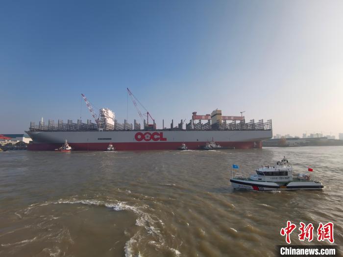 海巡艇在現(xiàn)場引導(dǎo)水上交通。　南通海事局供圖