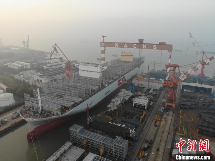 15日，全球綠色環(huán)保型集裝箱船“巨無霸”從江蘇出塢?！∧贤êＪ戮止﹫D