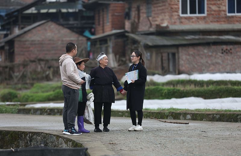 2022年3月24日，在廣西柳州市三江侗族自治縣良口鄉(xiāng)南寨村，紀(jì)檢監(jiān)察干部(右一、左一)在了解惠農(nóng)政策落實(shí)情況。