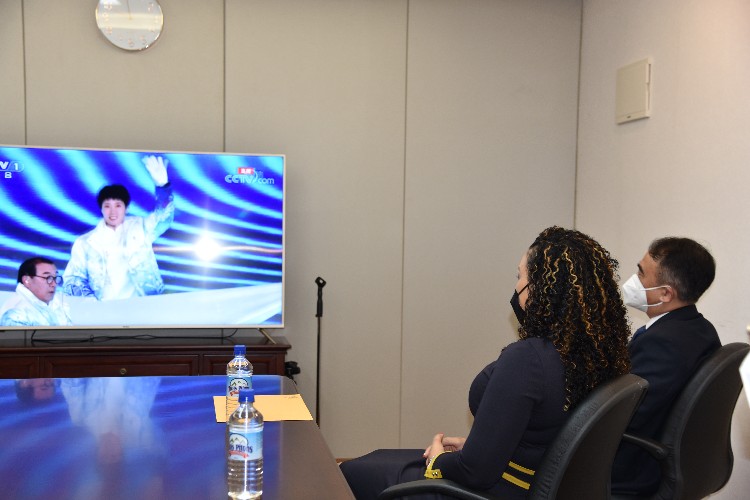 多米尼克友人與我外交官同看開(kāi)幕式。中國(guó)駐多米尼克使館供圖