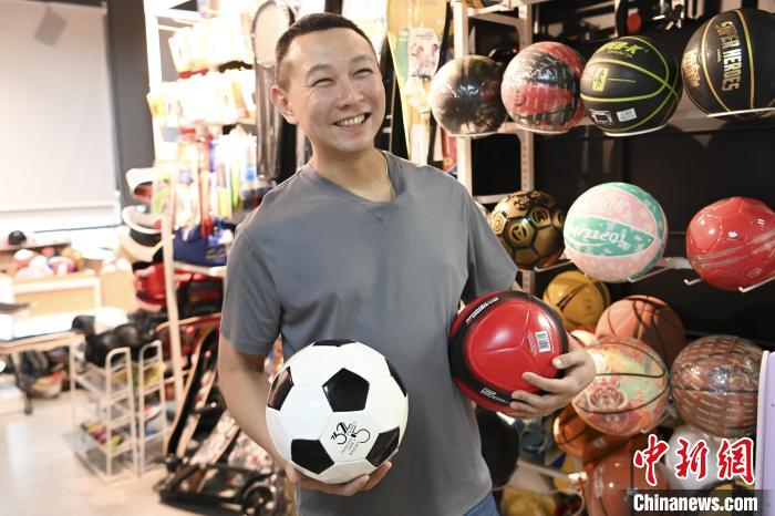 葉偉倫講述葉家在內(nèi)地的發(fā)展史，其中足球是他們家引以為傲的一個(gè)產(chǎn)品?！￡愺K旻 攝