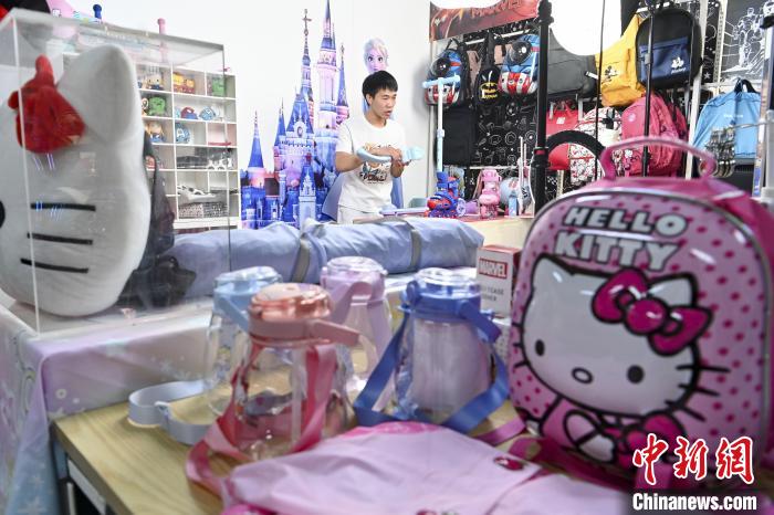 葉偉倫公司員工通過網(wǎng)絡(luò)直播方式銷售產(chǎn)品?！￡愺K旻 攝