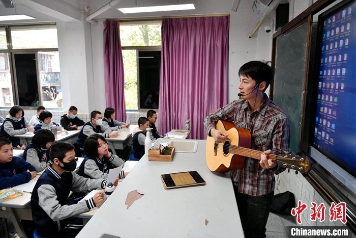 圖為3月16日，張家豪在福建福州延安中學(xué)教學(xué)。 <a target='_blank' href='/'><p  align=