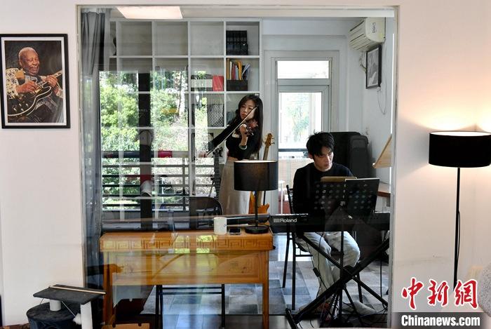 圖為3月10日，林佳臻(左)與張家豪在福建福州租的套房?jī)?nèi)排練。 <a target='_blank' href='/'><p  align=