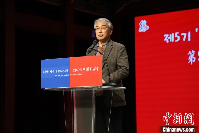 韓國前國務(wù)調(diào)整室長李錫駿致辭。　中國駐韓國大使館供圖