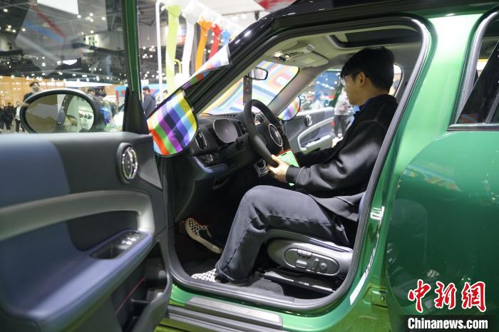 圖為觀眾在展會試駕車輛。　劉旭 攝