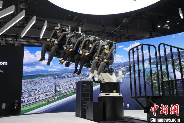 圖為觀眾在展會模擬體驗未來城市空中移動出行方式。　劉旭 攝