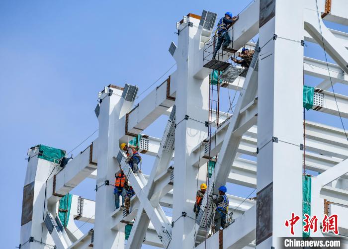 圖為海南商業(yè)航天發(fā)射場1號工位建設(shè)現(xiàn)場，工人正緊鑼密鼓施工?！●樤骑w 攝