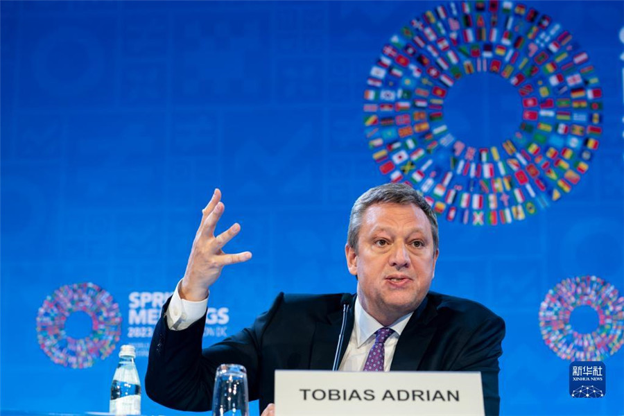 4月11日，在美國華盛頓，IMF貨幣與資本市場部主任托比亞斯·阿德里安出席記者會。新華社記者 劉杰 攝