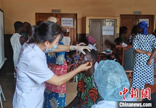 義診現(xiàn)場。　中國(寧夏)第26批援貝寧醫(yī)療隊 供圖