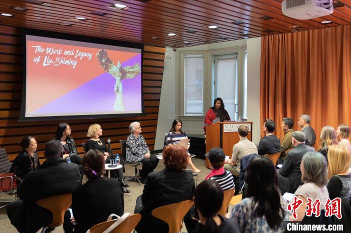 4月11日，紐約市立大學(xué)麥考利榮譽(yù)學(xué)院院長達(dá)拉·伯恩主持劉士銘雕塑作品《想飛的人》收藏揭幕儀式?！⑹裤懰囆g(shù)基金會 供圖