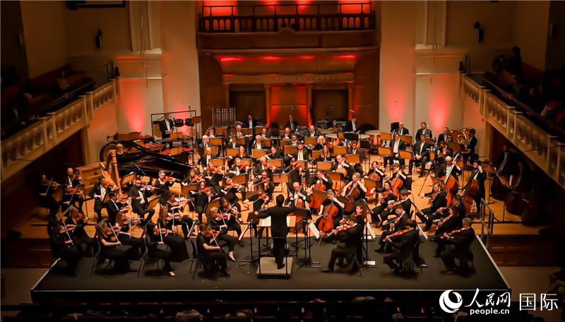 “東西之間”交響音樂會在倫敦舉辦。人民網(wǎng) 郭錦標攝