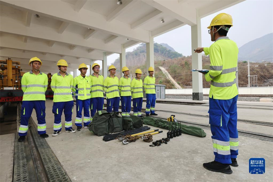 4月17日，瑯勃拉邦維保管理中心的工人在老撾瑯勃拉邦站附近進(jìn)行接觸網(wǎng)維修保養(yǎng)演練?，槻罹S保管理中心由中國(guó)鐵路昆明局集團(tuán)公司普洱基礎(chǔ)設(shè)施段按異地車間管理，根據(jù)昆明鐵路局與老中鐵路有限公司簽訂的中老鐵路固定設(shè)備維管合同，負(fù)責(zé)老撾境內(nèi)磨丁至萬(wàn)象南段工務(wù)、供電、信號(hào)等固定設(shè)備養(yǎng)護(hù)維修及管理工作。新華社記者 邢廣利 攝