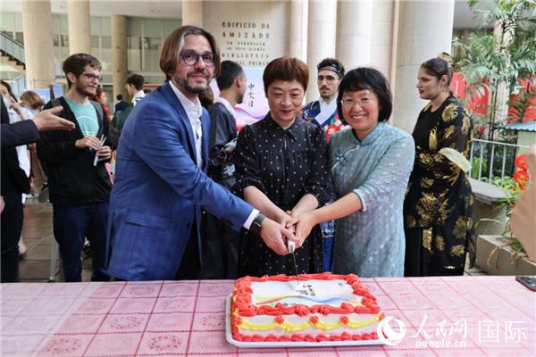 活動現(xiàn)場，田敏總領(lǐng)事與里約天主教大學(xué)孔子學(xué)院中外方院長共同切蛋糕祝賀中文日活動成功舉辦。人民網(wǎng)記者時元皓 攝