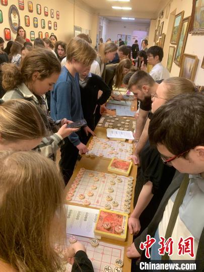 4月21日，莫斯科國(guó)立語(yǔ)言大學(xué)孔子學(xué)院附屬中學(xué)舉辦“國(guó)際中文日”活動(dòng)，學(xué)生們學(xué)習(xí)中國(guó)象棋?！∧箍茋?guó)立語(yǔ)言大學(xué)孔子學(xué)院 供圖