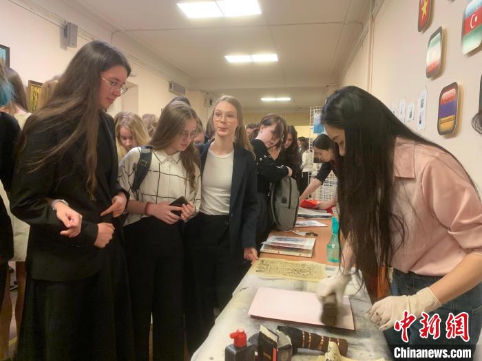 4月21日，莫斯科國(guó)立語(yǔ)言大學(xué)孔子學(xué)院附屬中學(xué)舉辦“國(guó)際中文日”活動(dòng)，學(xué)生們體驗(yàn)雕版印刷?！∧箍茋?guó)立語(yǔ)言大學(xué)孔子學(xué)院 供圖