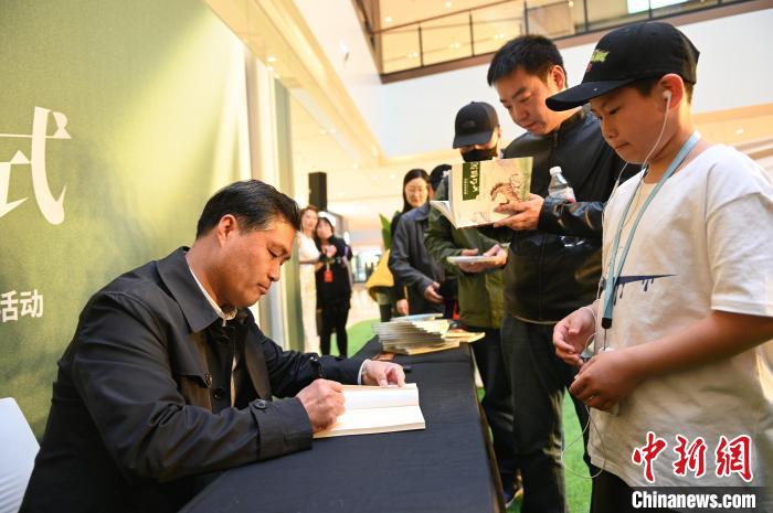 薛濤進(jìn)行圖書(shū)簽售?！∮诤Ｑ?攝