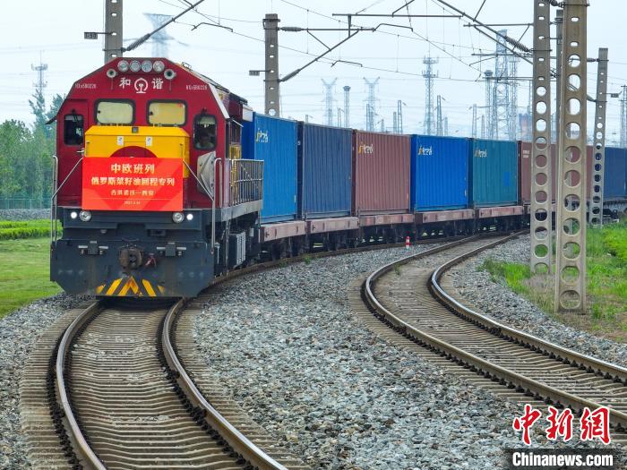 中歐班列長安號俄羅斯菜籽油回程石羊集團專列順利抵達西安國際港站?！∥靼矅H港務(wù)區(qū)供圖