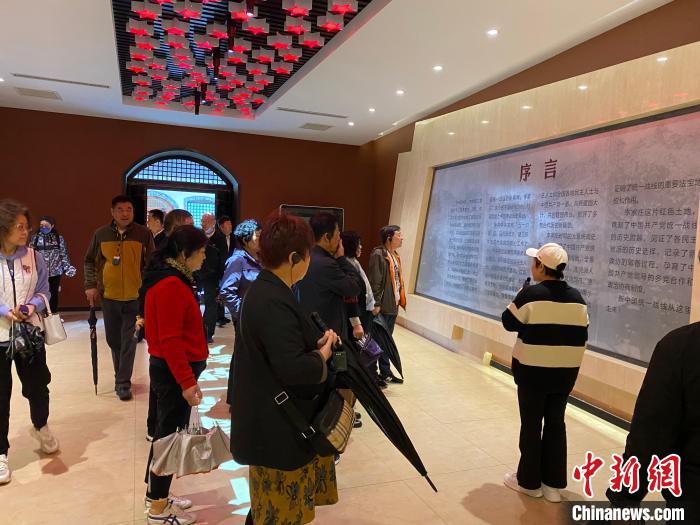 中共中央統(tǒng)戰(zhàn)部舊址里參觀者絡(luò)繹不絕?！±顣詡?攝