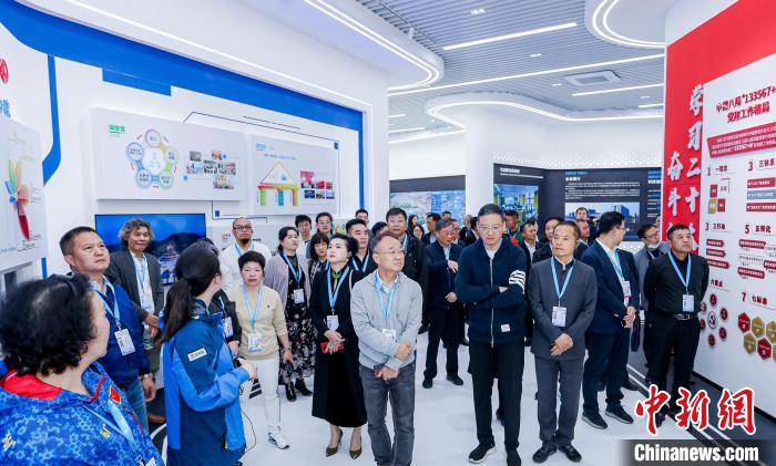 僑商、僑胞們考察金漪湖科創(chuàng)智造平臺重大基礎(chǔ)設(shè)施項目?！≈鬓k方供圖