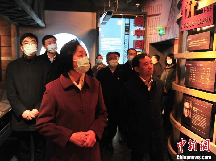 臺盟中央主席蘇輝近日率調(diào)研組赴吉林開展重點考察調(diào)研。圖為在長影舊址博物館考察吉林特色文化產(chǎn)業(yè)發(fā)展?！「啐埌?攝