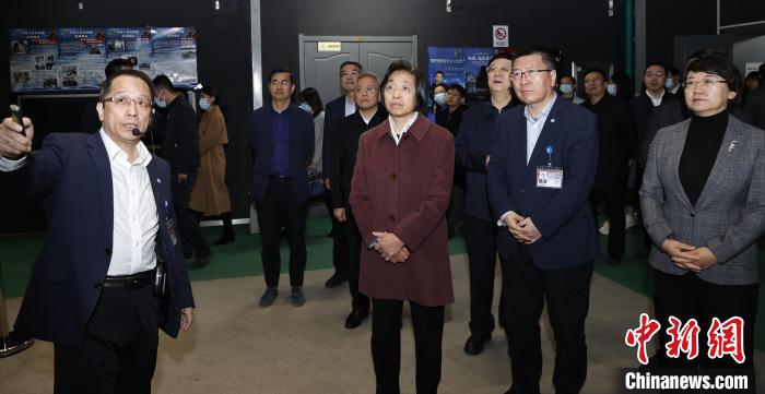 臺盟中央主席蘇輝近日率調(diào)研組赴吉林、遼寧開展重點考察調(diào)研。圖為在中航工業(yè)沈陽飛機設(shè)計研究所調(diào)研?！∨_盟中央供圖
