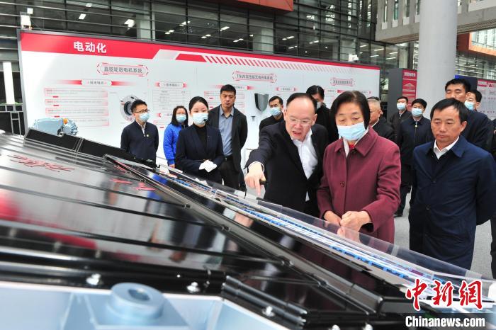 臺盟中央主席蘇輝近日率調(diào)研組赴吉林開展重點考察調(diào)研。圖為在中國第一汽車集團有限公司調(diào)研?！「啐埌?攝