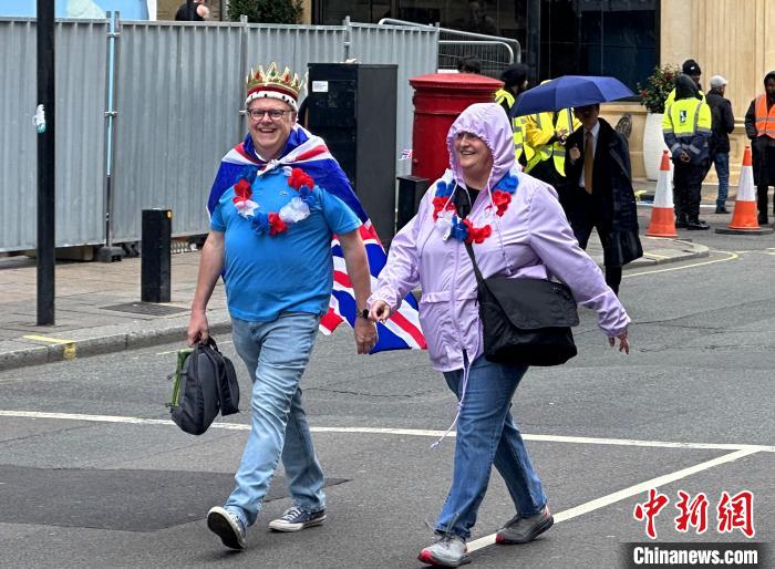 當(dāng)?shù)貢r間5月6日，英國國王查爾斯三世的加冕儀式舉行。圖為前往觀禮區(qū)的民眾?！W陽開宇 攝
