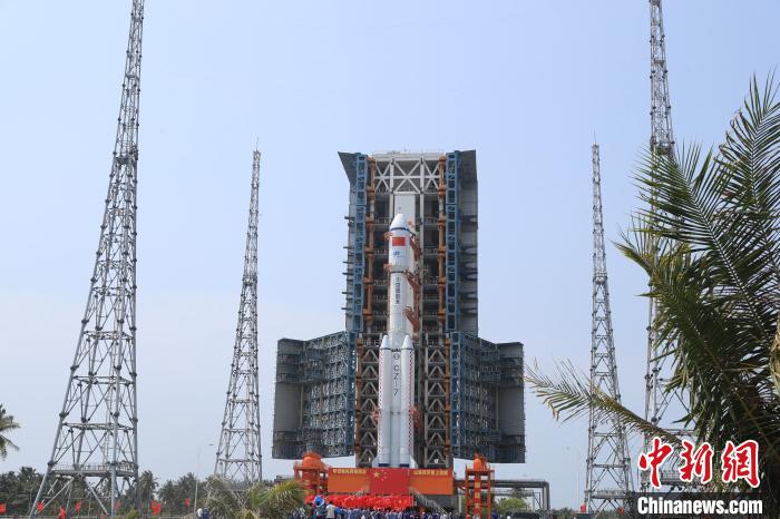 北京時(shí)間5月7日，天舟六號(hào)貨運(yùn)飛船與長征七號(hào)遙七運(yùn)載火箭組合體垂直轉(zhuǎn)運(yùn)至發(fā)射區(qū)?！∏窳④?黃國暢 攝