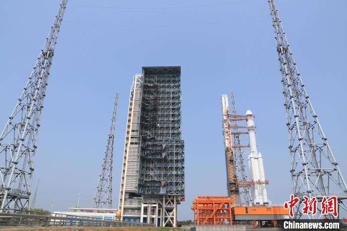 北京時(shí)間5月7日，天舟六號(hào)貨運(yùn)飛船與長征七號(hào)遙七運(yùn)載火箭組合體垂直轉(zhuǎn)運(yùn)至發(fā)射區(qū)。　邱立軍 黃國暢 攝